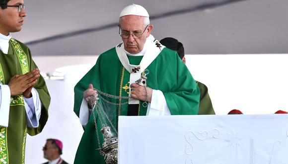 El papa Francisco cerró este domingo su visita a Chile y Perú con una durísima condena a la corrupción que "enferma" a la política de América Latina y una denuncia a los "sobrantes humanos" que se agolpan en las periferias de las ciudades.(Foto: AFP)