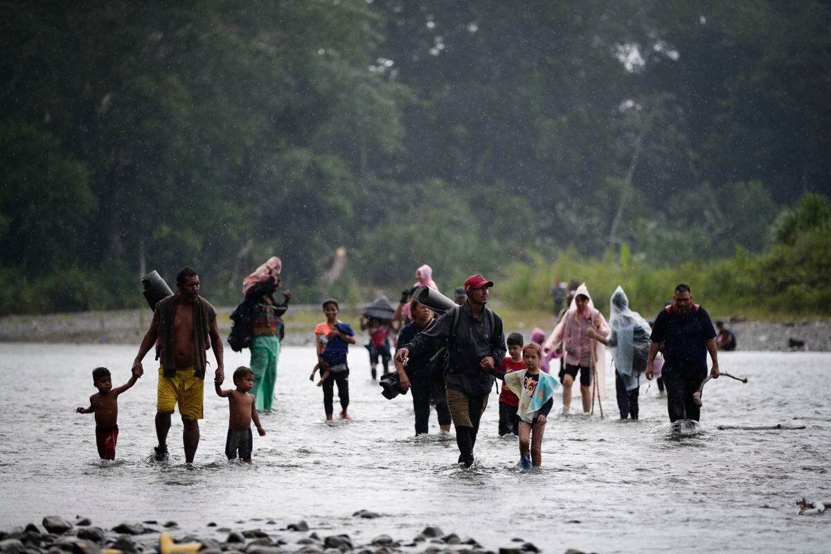 Migrants cross the Turquesa River, on September 14, 2023, in Darién, Panama.  (Photo Bienvenido Velasco/EFE)