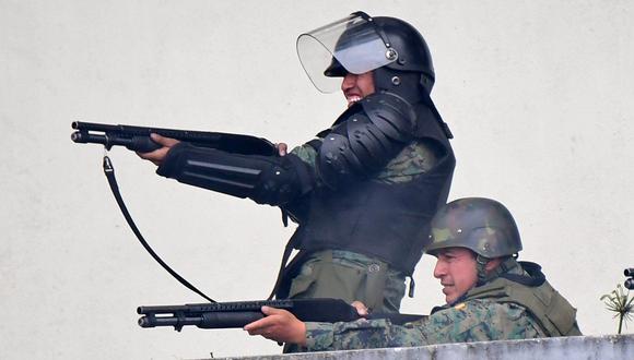 La policía dispara contra manifestantes indígenas en Quito. (AFP / Martin BERNETTI).