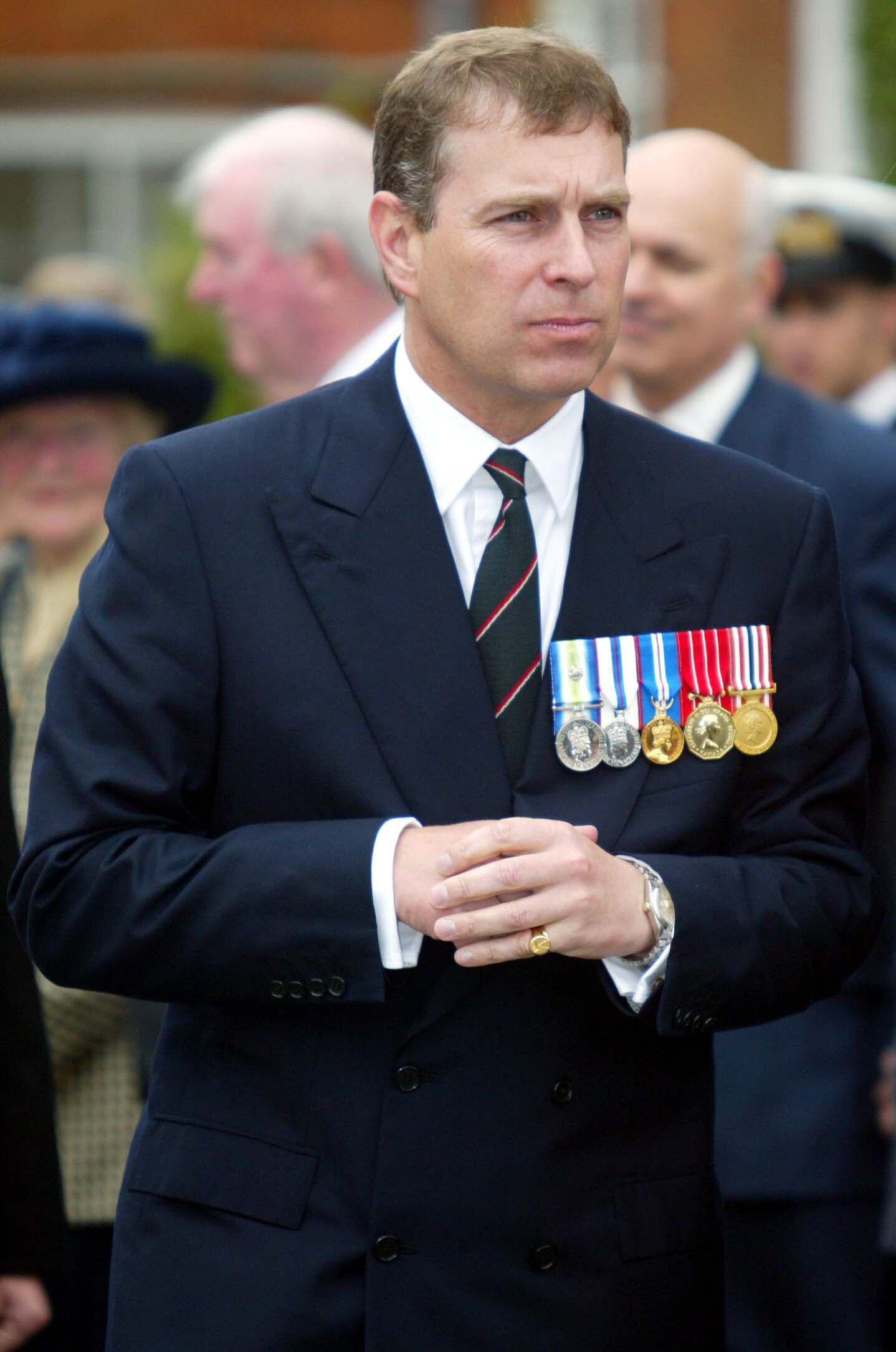 El príncipe Andrés participó en la Guerra de las Malvinas de donde regresó como un héroe nacional británico. (AP)