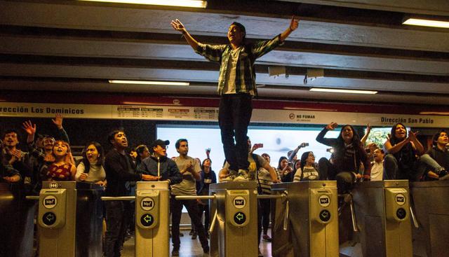 Este estallido sin precedentes en el país, el más grave en casi 30 años desde el fin de la dictadura de Pinochet, representa en estas horas un claro desafío para su reconocido modelo económico. (Foto: AFP)