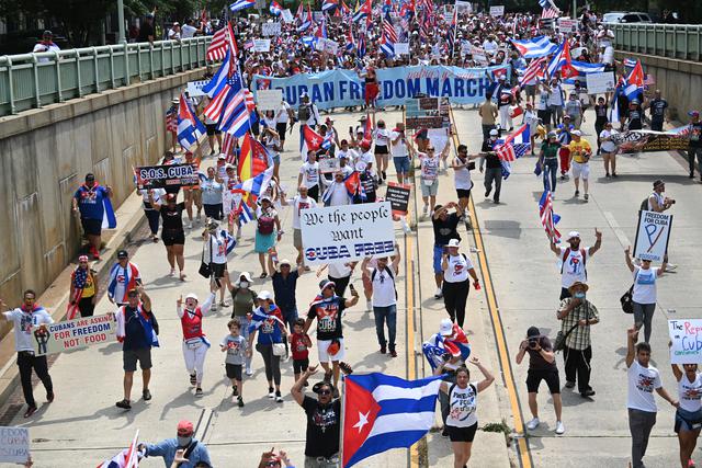 Con banderas cubanas y estadounidenses, los manifestantes pasaron frente a la Casa Blanca y luego frente a la embajada de Cuba, coreando “Abajo la dictadura” y “Patria y vida”, título de una canción que se ha convertido en símbolo del movimiento de protesta. (Foto:  Brendan SMIALOWSKI / AFP)