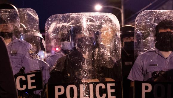 La policía se enfrenta con manifestantes que marchaban en Filadelfia el 27 de octubre de 2020, durante una protesta por la muerte de Walter Wallace. (Foto de GABRIELLA AUDI / AFP).