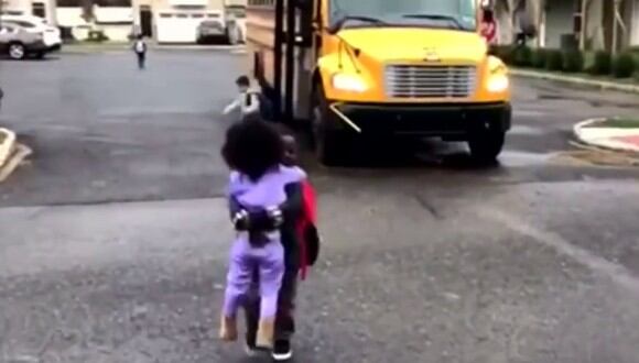 Una niña espera todos los días a que su hermano vuelva a casa de la escuela para recibirlo con un fuerte abrazo. (Foto: Inside Edition en YouTube)