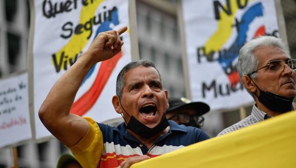 Un jubilado grita durante una protesta para exigir mejores salarios y pensiones, frente al Ministerio de Trabajo en Caracas. (Federico PARRA / AFP)