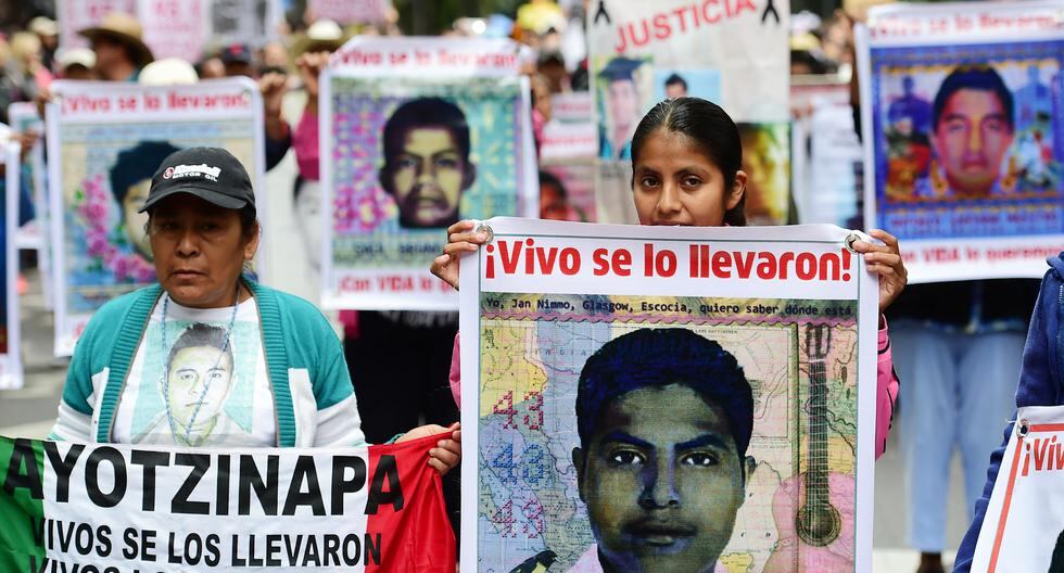 Estudiantes y familiares de los 43 estudiantes desaparecidos de Ayotzinapa participan durante una protesta en la Ciudad de México, el 26 de septiembre de 2015. (Foto de RONALDO SCHEMIDT / AFP).