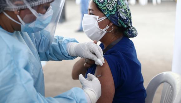 La vacuna de Sinopharm se sigue administrando la primera al personal de Salud. El primer grupo de trabajadores inmunizados ha comenzado a recibir la segunda dosis. (Foto: GEC)