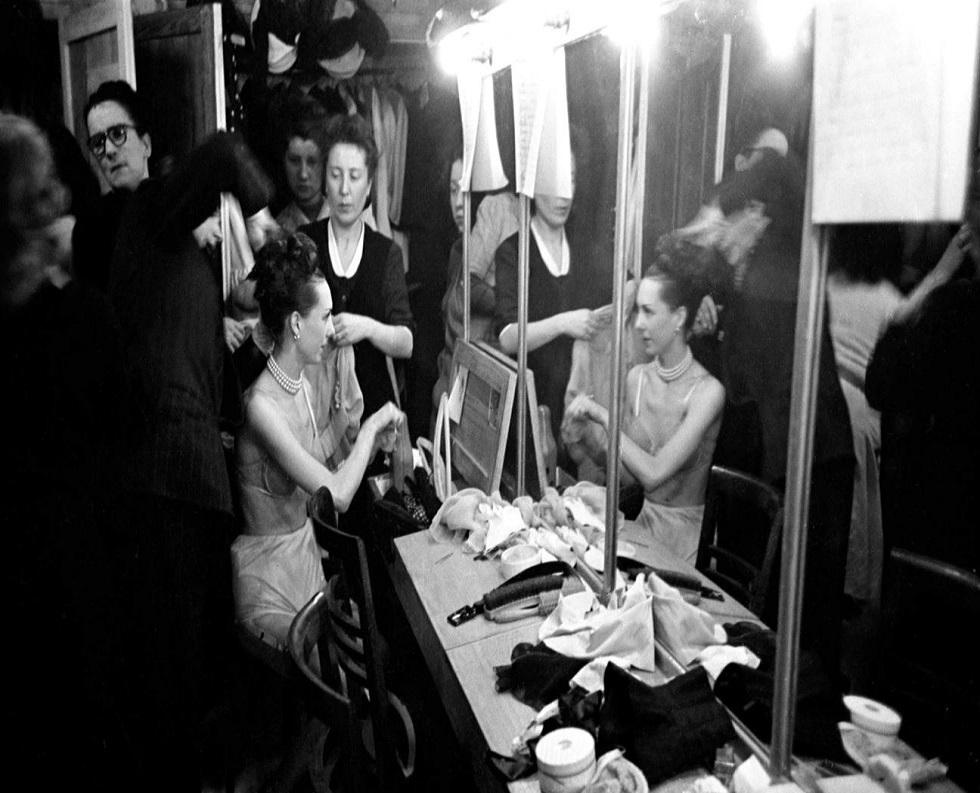 Tras bastidores, se logra apreciar que las modelos se preparan para el primer desfile de Dior. La colección inaugural se llamó 'Corolle' y se presentó el 12 de febrero de 1947. (Foto: Dior Mag)