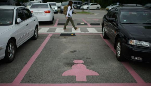 Seúl introdujo puestos de estacionamiento solo para mujeres en 2009. (GETTY IMAGES)