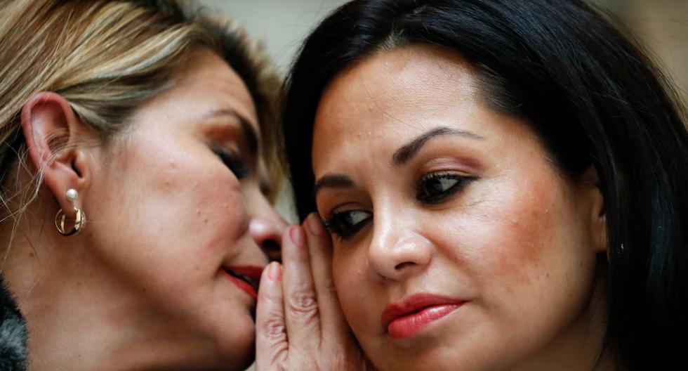 La expresidenta interina Jeanine Áñez (izquierda) le susurra al oído a su entonces ministra de Comunicaciones, Roxana Lizárraga, durante una conferencia de prensa celebrada el 15 de noviembre del 2019 en La Paz. (Foto: Natacha Pisarenko / AP)