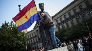 En España la indignación tiñe de morado la bandera