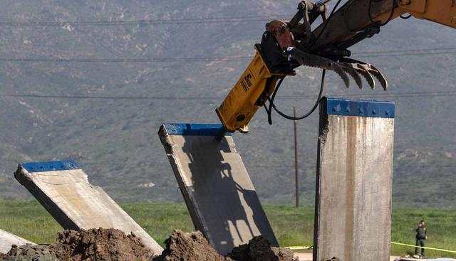 Un prototipo de muro fronterizo se derribó en la frontera de EE.UU. y México, visto desde Tijuana, estado de Baja California, México. (Foto: AFP)