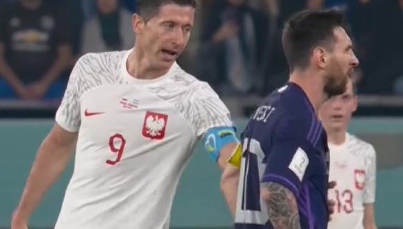 Lionel Messi le niega el saludo a Robert Lewandowski en el Argentina vs Polonia. Foto: Captura