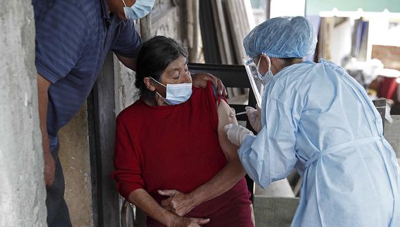 Es importante recibir la tercera dosis de la vacuna contra la COVID-19. (Foto: Efe/ Paolo Aguilar)