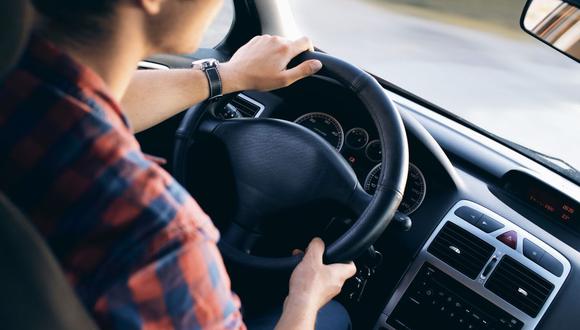 Permitir a un menor de edad conducir un auto se paga con una multa de 1.104 soles. (Foto: StockSnap / Pixabay)