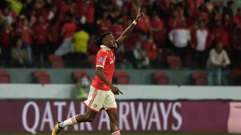 Internacional remontó ante Colo Colo y clasificó a cuartos de final