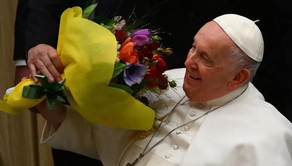 El Papa Francisco recibe un ramo de flores durante la audiencia general semanal del 15 de febrero de 2023 en la sala Pablo VI del Vaticano (Foto: Vincenzo PINTO / AFP)