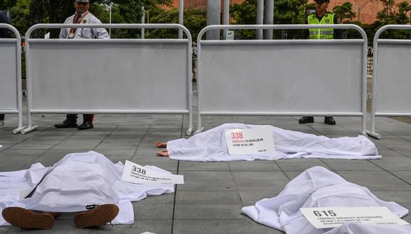 Activistas protestaron contra el asesinato de ex guerrilleros de las FARC, a fines de junio en Medellín. (AFP)