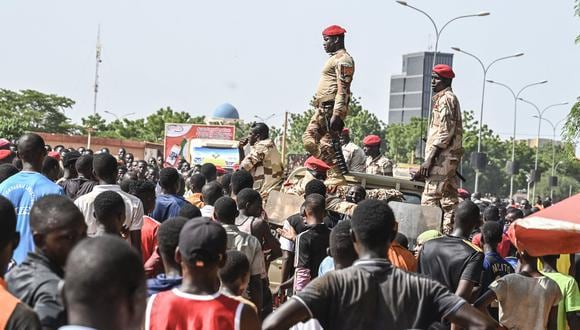 Los voluntarios se reúnen cerca del Estadio General Seyni Kountche en Niamey el 19 de agosto de 2023. (Foto por AFP)
