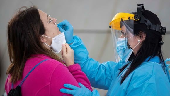 Una sanitaria realiza un test de antígenos a una maestra en el vivero de empresas de Archena, (Murcia). (Foto: EFE)