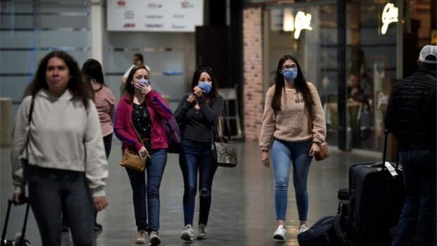 Pasajeros han comenzado a usar mascarillas en el Aeropuerto Internacional de Ciudad de México (Foto: EFE)