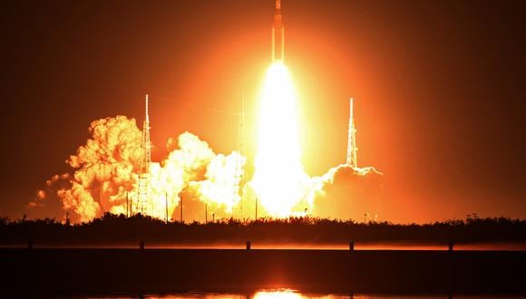 El cohete lunar no tripulado Artemis I despega de la plataforma de lanzamiento 39B en el Centro Espacial Kennedy de la NASA en Cabo Cañaveral, Florida,. (Foto de Gregg Newton / AFP)