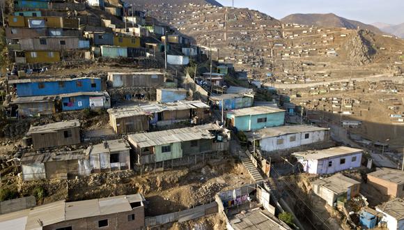 Vista aérea de Pamplona Alta, en el sur de Lima, una zona de alta densidad poblacional que vive en la pobreza. (Foto Cris BOURONCLE / AFP).