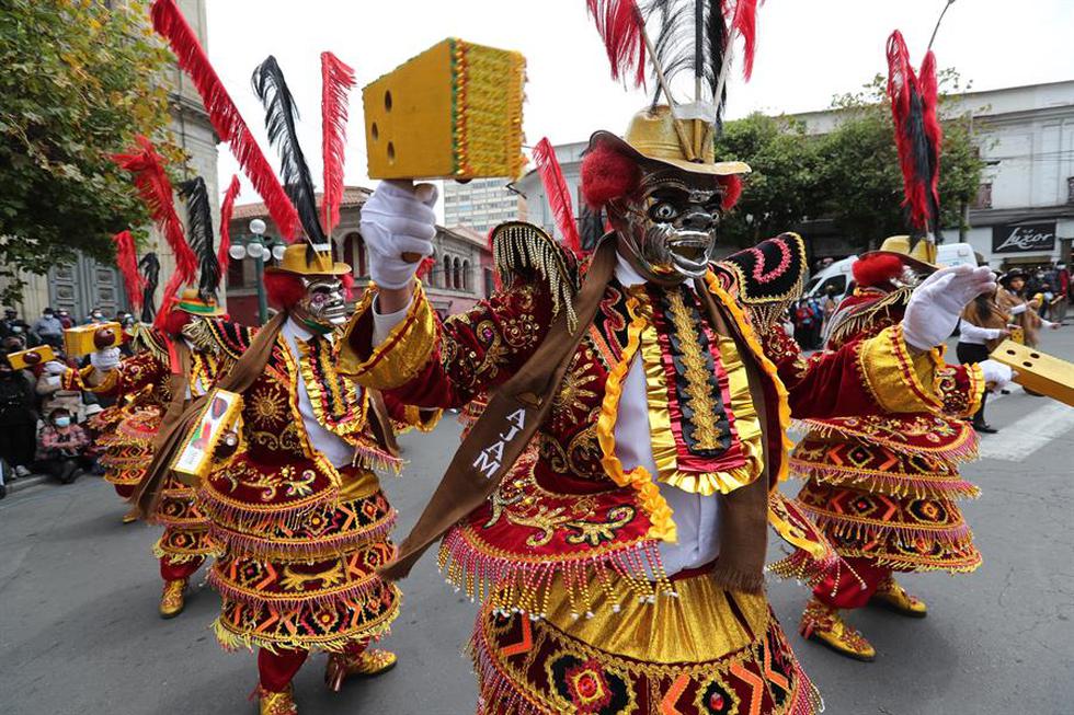 Centenares de bolivianos salieron a bailar a las calles en diversas regiones del país para reivindicar que la danza de la morenada se originó en Bolivia, en una jornada que las autoridades bautizaron como el "Matracazo", en alusión a las matracas que acompañan esta demostración folclórica. (Foto: EFE)