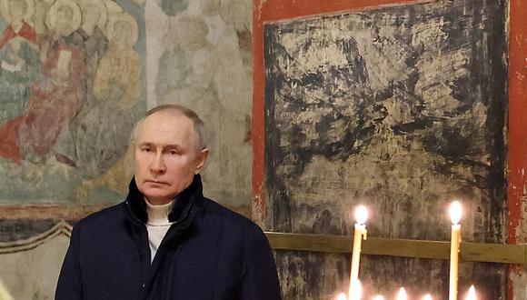 El presidente ruso, Vladimir Putin, asiste a una misa de Navidad ortodoxa en la Catedral de la Anunciación en el Kremlin de Moscú, a última hora del 6 de enero de 2023. (Foto: Mikhail KLIMENTYEV / SPUTNIK / AFP)