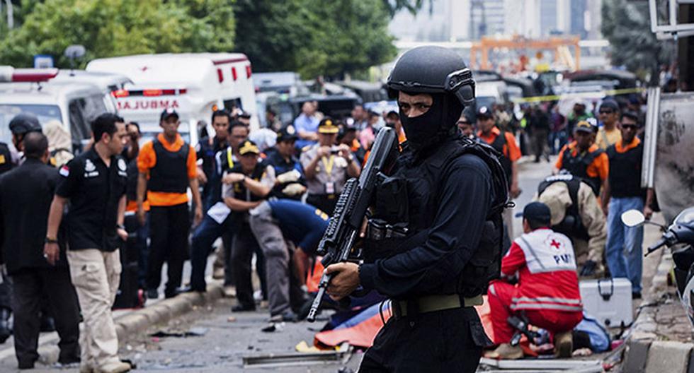 Un policía se mantiene en alerta frente al lugar de la explosión en Yakarta. (Foto: Getty Images)