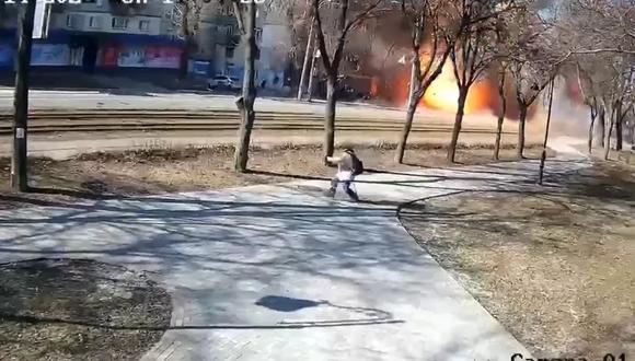 Una cámara registró el momento de la explosión de un misil ruso a escasos metros de civiles que caminaban por las calles de Kyiv. (Twitter/@nexta_tv).