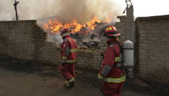 Incendio afectó cuatro viviendas en Villa María del Triunfo