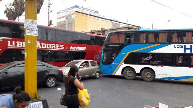 Desde las primeras horas del domingo, en la avenida Manco Cápac, varios buses interprovinciales ocasionaron molestia en el tráfico vehicular. (Foto: Martín Acosta)