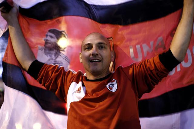 Hinchas de River Plate caminaron desde miraflores hasta el hotel para recibir al equipo argentino | Foto: Renzo Salazar/GEC