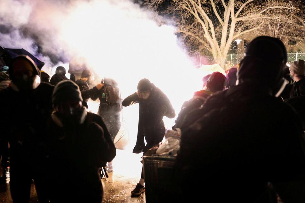 Cientos de personas acudieron anoche por tercera vez consecutiva a las protestas convocadas por el asesinato a manos de la policía de un joven negro en Brooklyn Center, un barrio de Minneapolis (Minnesota), mientras los fiscales estudian si presentan cargos contra la oficial que, según las autoridades, le disparó. (Texto: EFE / Foto: Reuters).