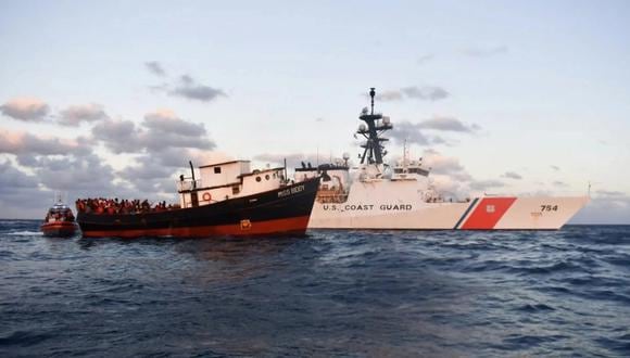 Uno de los buques de la Guardia Costera de EE.UU. mientras intercepta una embarcación sobrecargada con más de 300 personas haitianas, el miércoles 15 de febrero. (Foto de USCGSoutheast / EFE)