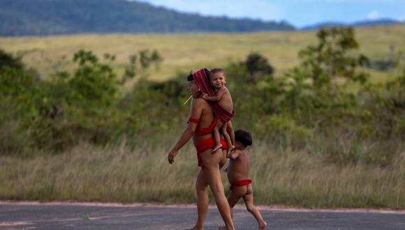 Una mujer indígena yanomami y sus hijos caminan en el aeródromo de Surucucu, ubicado dentro del territorio yanomami, municipio de Alto Alegre, estado de Roraima, Brasil, el 28 de enero de 2023. (Foto: MICHAEL DANTAS / AFP)