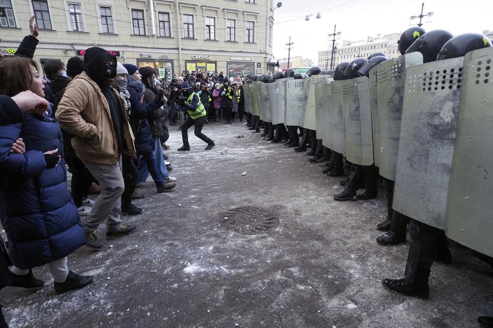 Más de 10.000 personas fueron detenidas en Rusia desde el 23 de enero, cuando comenzaron las manifestaciones para exigir la liberación del opositor ruso Alexéi Navalny, afirmó este miércoles la oenegé OVD-Info. (Texto: AFP / Foto: AP).