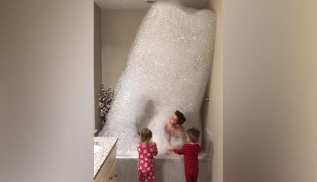 Así es como un padre reaccionó al ver a sus hijos jugando con la espuma y esta llegando hasta el techo. | Facebook