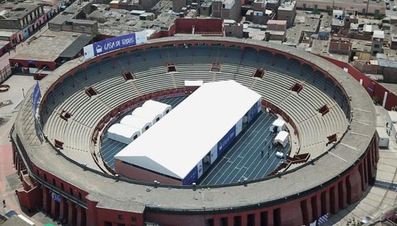 Toma aérea de la plaza de Acho. El recinto viene siendo usado como albergue para personas sin casa durante el confinamiento por el coronavirus en Perú. Foto: AFP / Cris BOURONCLE