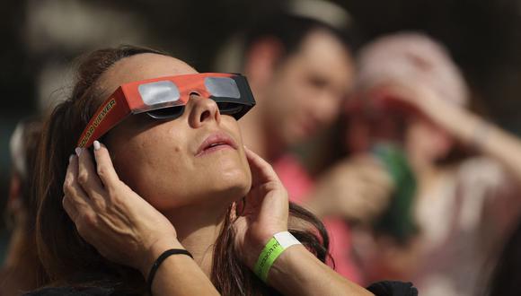 Las gafas solares o visores solares son necesarios para disfrutar del eclipse solar de manera segura.
