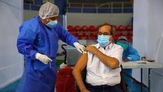Miraflores: el alcalde Luis Molina fue vacunado con la primera dosis de Pfizer