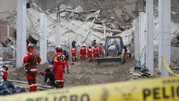 Bomberos confirman muerte de los dos obreros sepultados tras derrumbe en obra de construcción clandestina en Ventanilla. (Foto: César Bueno/@photo.gec)