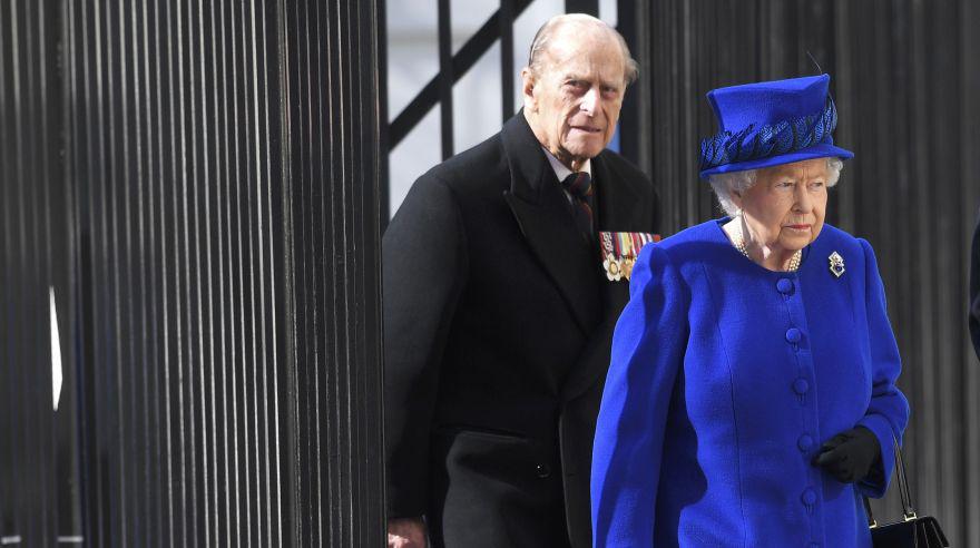 La reina Isabel II rinde tributo a los militares británicos - 5