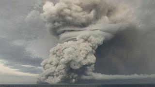 Videos impactantes del tsunami en Tonga, desde dentro de la ola y desde el espacio