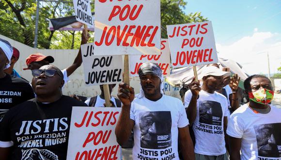 Un grupo de manifestantes apostados fuera de un tribunal en Puerto Príncipe, Haití, donde se celebraba una audiencia sobre el magnicidio de Jovenel Moise. (Foto: Ralph Tedy Erol / Reuters)