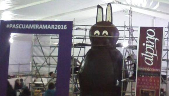 El cuerpo del conejo gigante en Miramar, Argentina, se logr&oacute; construir con &quot;ladrillos&quot; de chocolate. (Foto: Twitter)