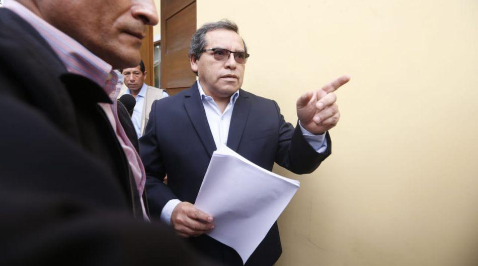 Rciardo Pinedo, secretario de Alan García, leyó el pronunciamiento del ex presidente. (Foto: Mario Zapa)