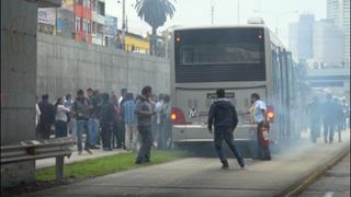 Bus del Metropolitano se incendió en la Vía Expresa [VIDEO]