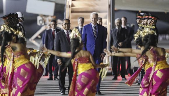 El presidente de EE. UU., Joe Biden (centro), observa la actuación de bailarines balineses durante su llegada a la Cumbre del G20 en el aeropuerto internacional Ngurah Rai de Bali, el 13 de noviembre de 2022. (Foto: EFE/EPA/MADE NAGI/PISCINA)